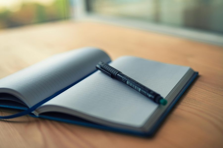 Un carnet avec des notes simples représente la clarté des explications.