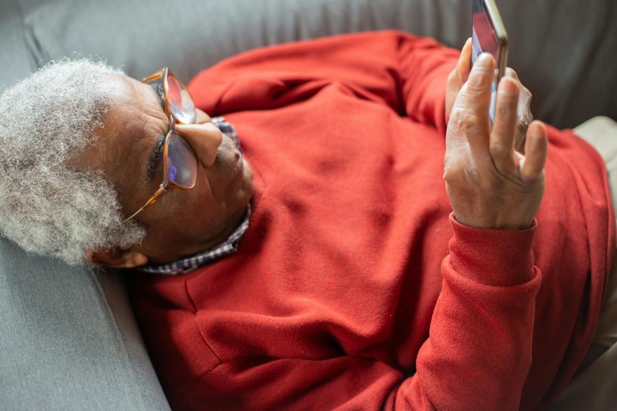Une personne découvre les fonctions de base de son smartphone.