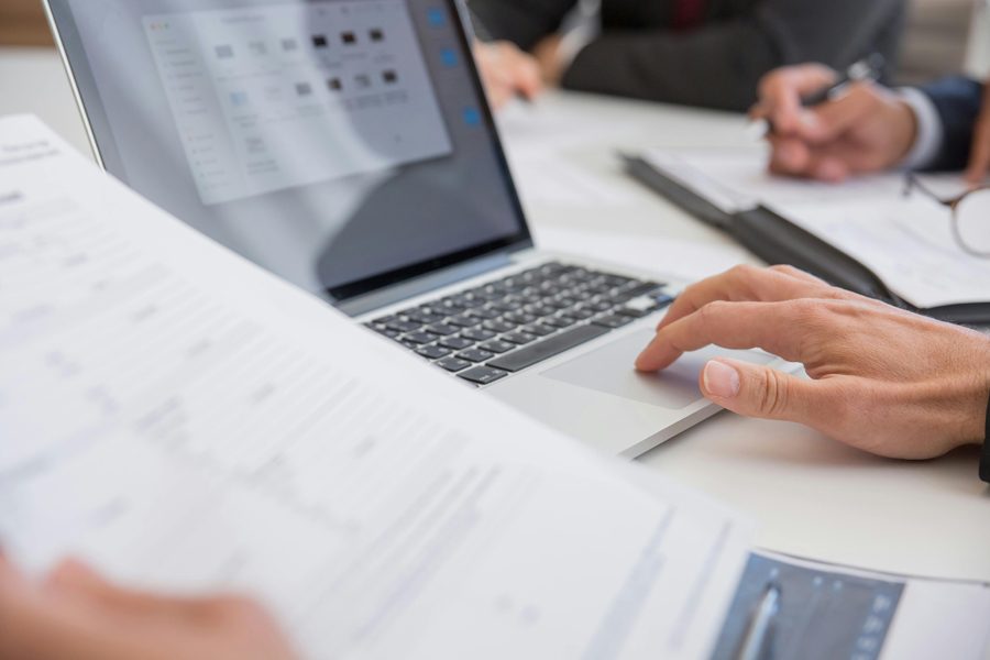 Un ordinateur portable évoque les démarches administratives en ligne.