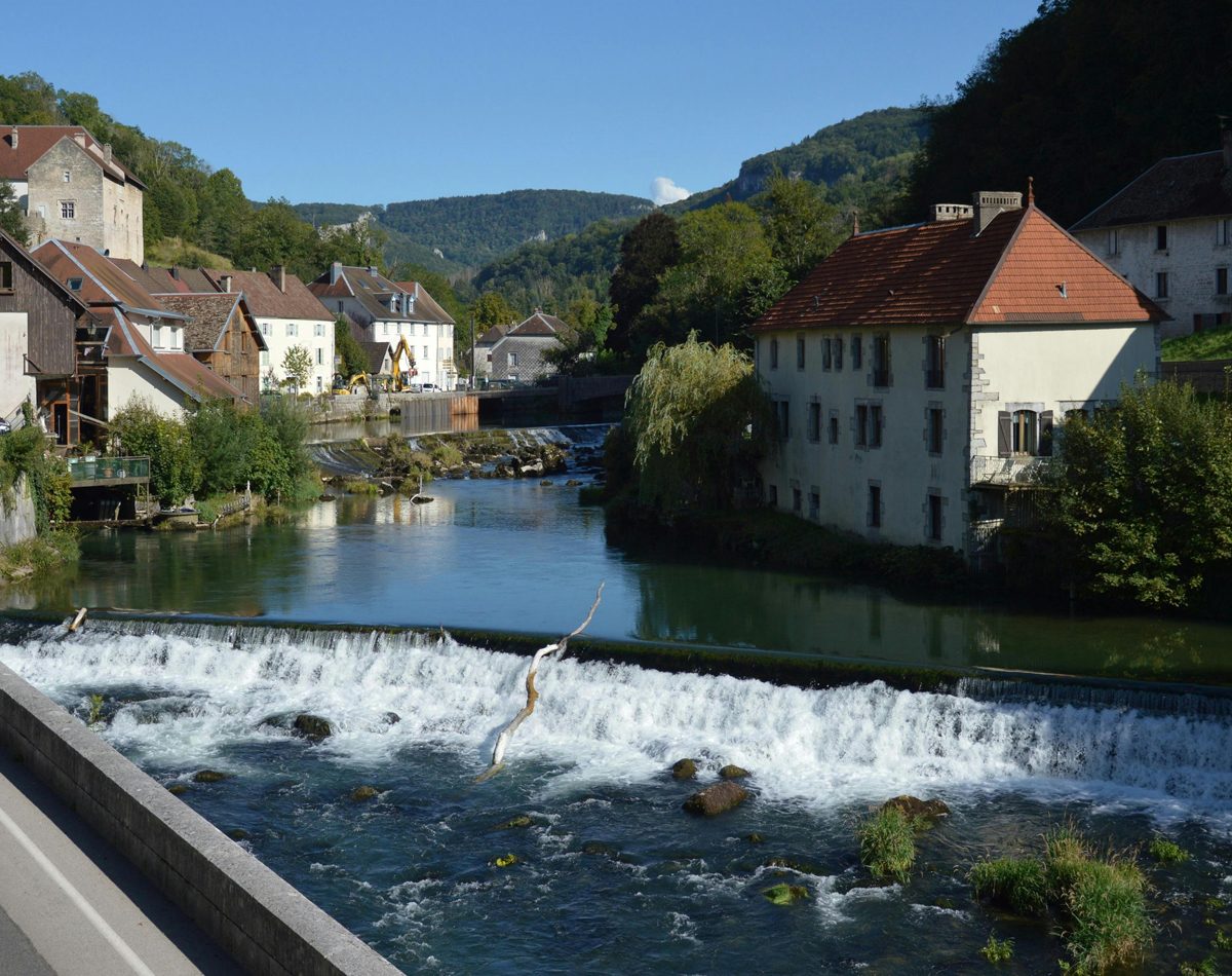 Un environnement local calme évoque un service de proximité.