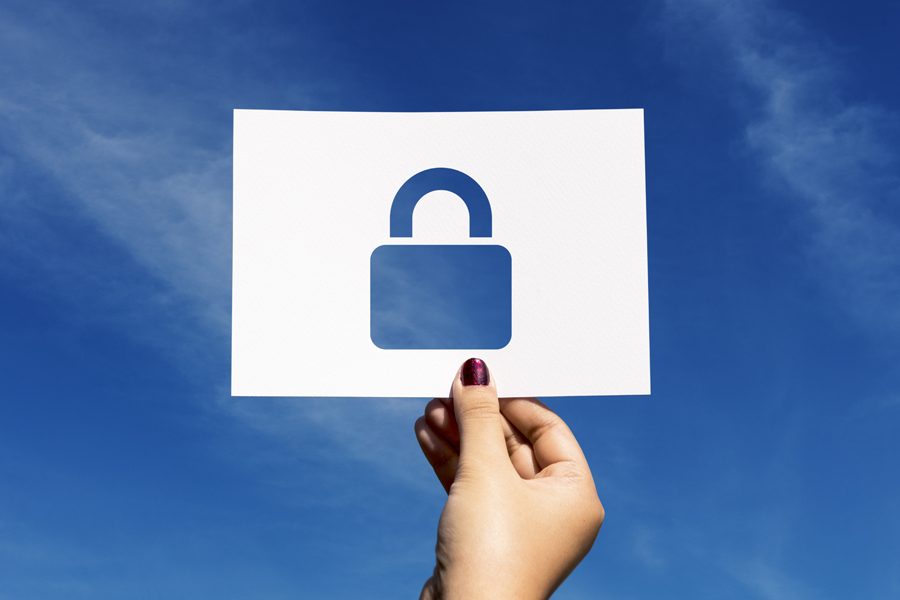 Un carnet et un ordinateur évoquent la protection des comptes.