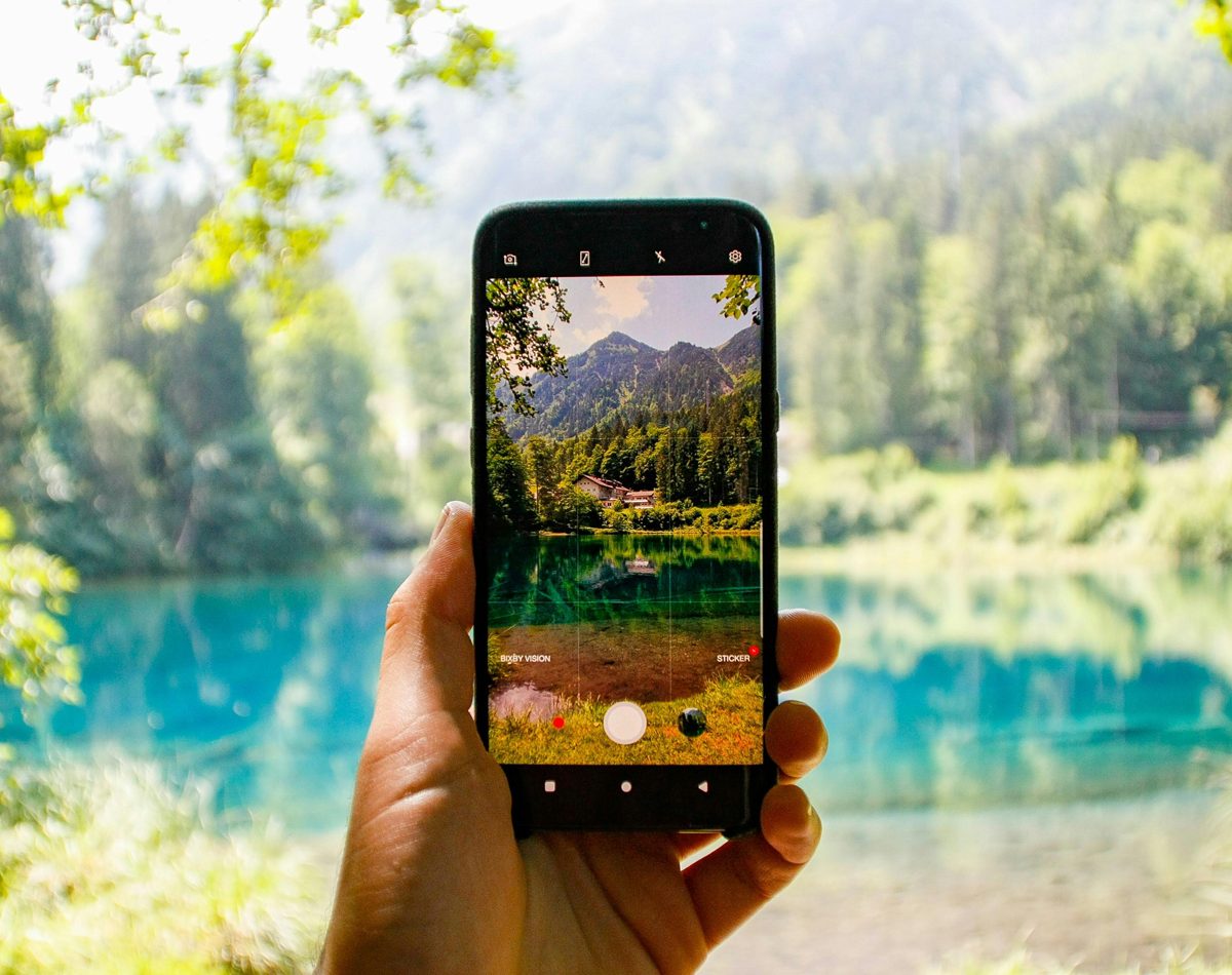 Un carnet, un smartphone et un stylo permettent de préparer une demande d’accompagnement numérique.